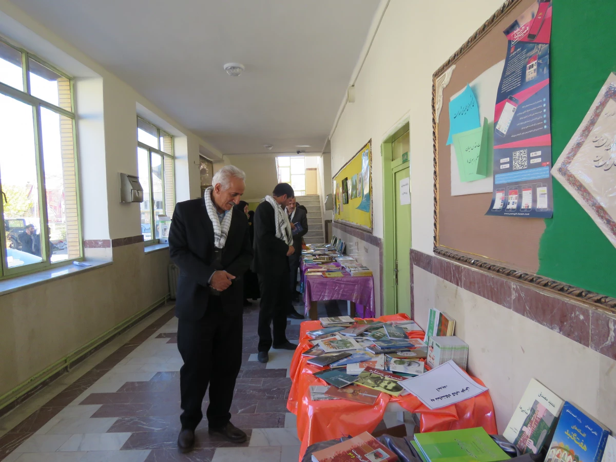 نمایشگاه و فروشگاه کتاب، در کنار  آثار هنری دانشجویان 2