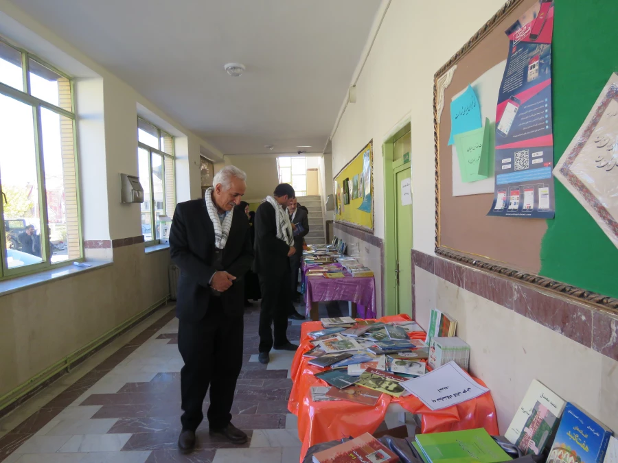 نمایشگاه و فروشگاه کتاب، در کنار  آثار هنری دانشجویان 2