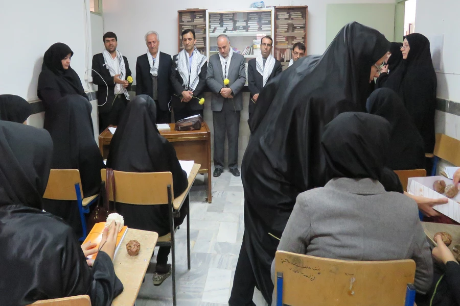 حضور دکتر معروفی و همراهانشان درپردیس بنت الهدی صدر کردستان به مناسبت بزرگداشت  هفته بسیج 3