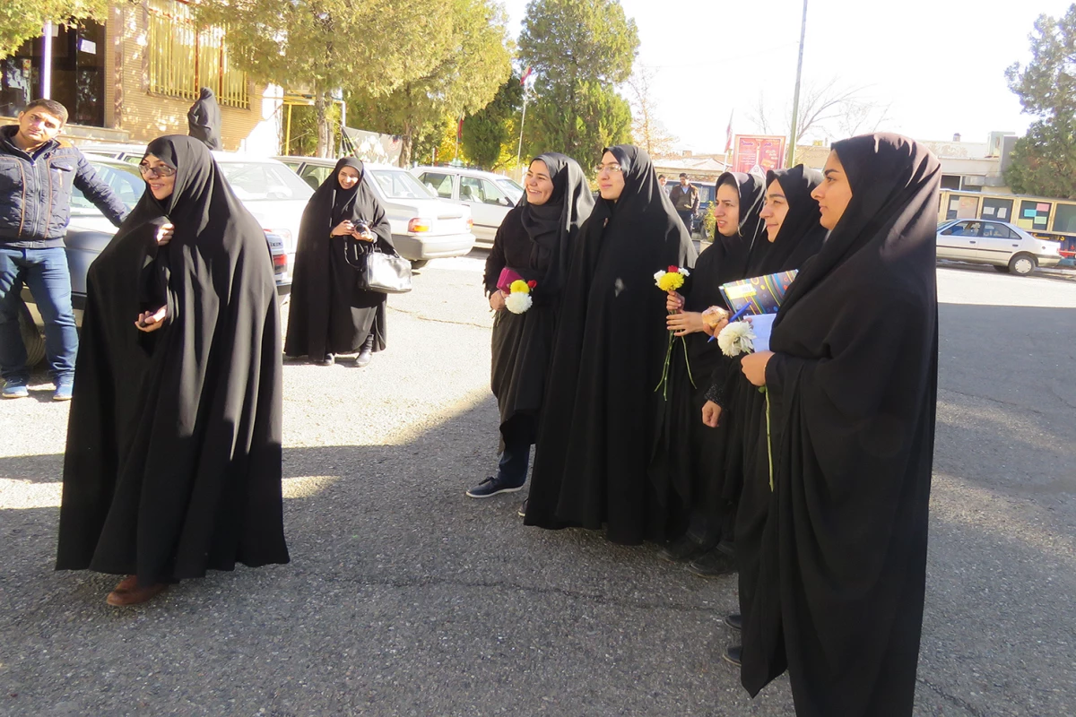 حضور دکتر معروفی و همراهانشان درپردیس بنت الهدی صدر کردستان به مناسبت بزرگداشت  هفته بسیج 11