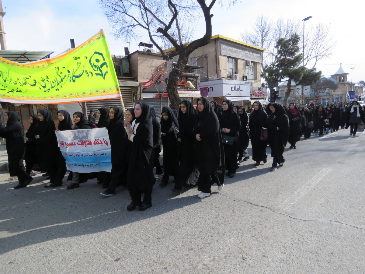 حضور پرشوراساتید ، کارکنان و دانشجویان دانشگاه فرهنگیان ،
  پردیس بنت الهدی صدر در راهپیمایی 22 بهمن 1394 3