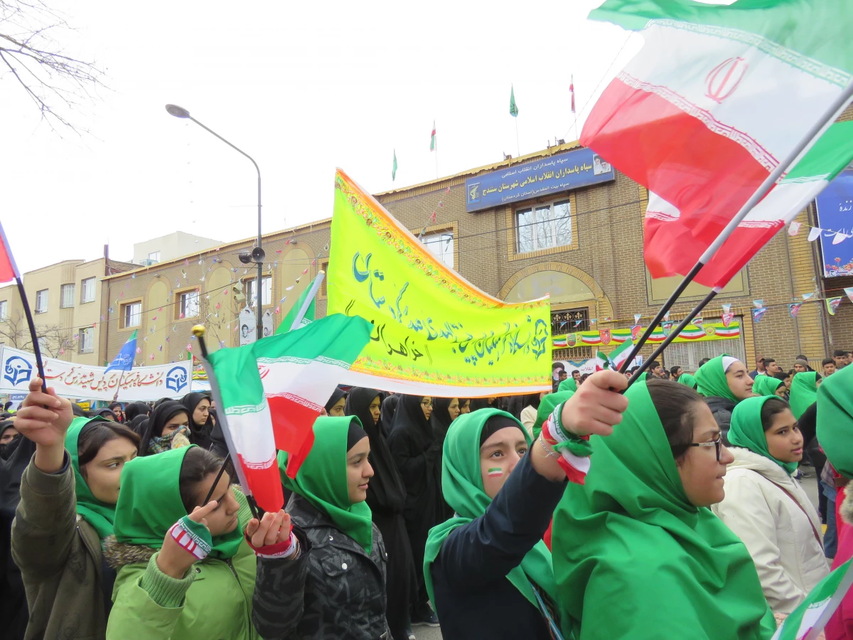 حضور پرشوراساتید ، کارکنان و دانشجویان دانشگاه فرهنگیان ،
  پردیس بنت الهدی صدر در راهپیمایی 22 بهمن 1394 6