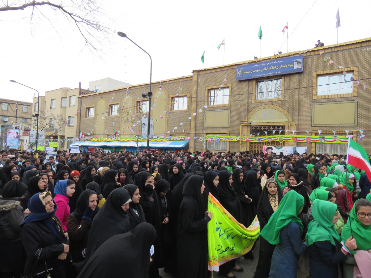 حضور پرشوراساتید ، کارکنان و دانشجویان دانشگاه فرهنگیان ،
  پردیس بنت الهدی صدر در راهپیمایی 22 بهمن 1394 5