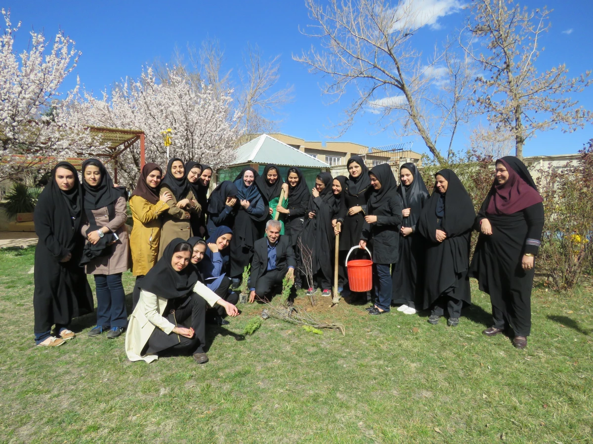 به همت کانون سلامت برگزار شد:
کاشت نهال به مناسبت نکوداشت هفته منابع طبیعی و روز درخت کاری 9