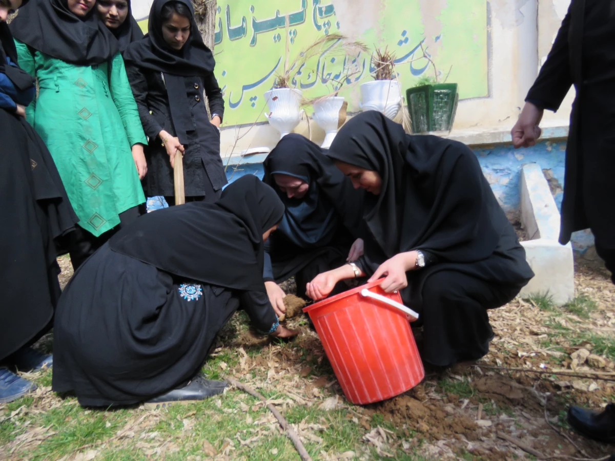 به همت کانون سلامت برگزار شد:
کاشت نهال به مناسبت نکوداشت هفته منابع طبیعی و روز درخت کاری 13