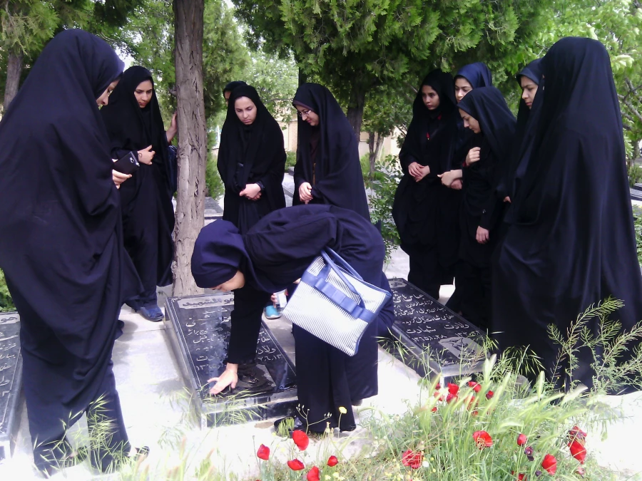 کانون ایثارگران برگزار کرد:
غباروبی مزار شهدای بهشت محمدی 2