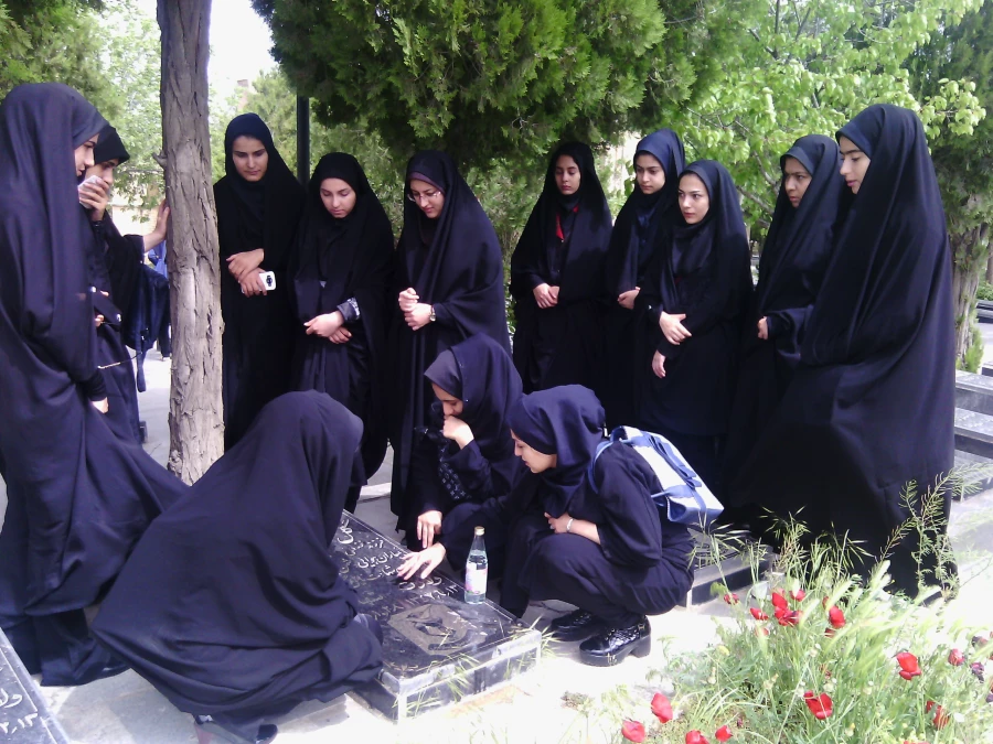 کانون ایثارگران برگزار کرد:
غباروبی مزار شهدای بهشت محمدی 4