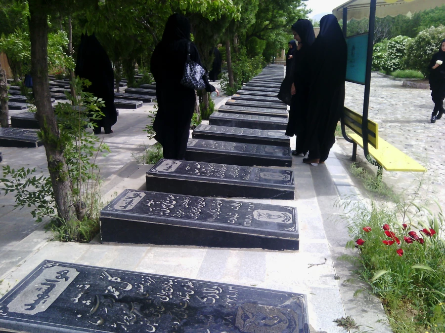 کانون ایثارگران برگزار کرد:
غباروبی مزار شهدای بهشت محمدی 2