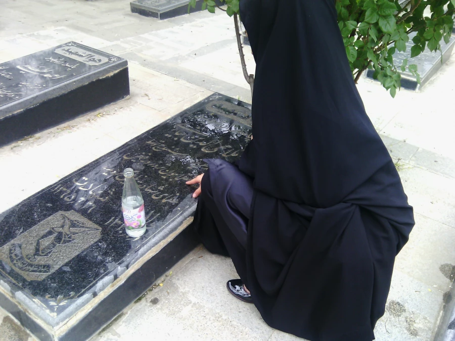 کانون ایثارگران برگزار کرد:
غباروبی مزار شهدای بهشت محمدی 4