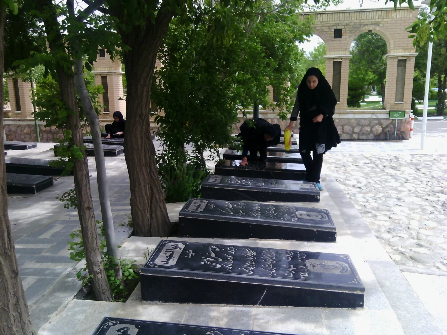 کانون ایثارگران برگزار کرد:
غباروبی مزار شهدای بهشت محمدی 3