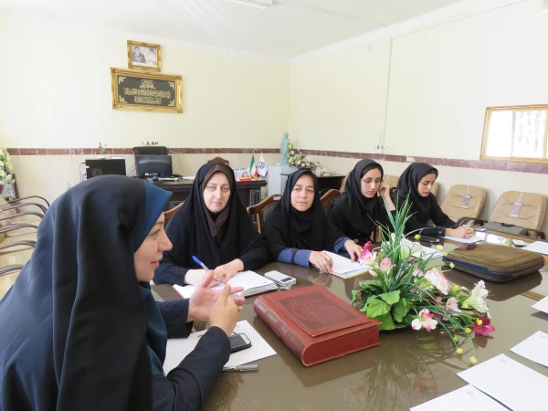 نشست توجیهی سرکار خانم دکتر قدسی با ره یافتگان به مرحله کشوری جشنواره علمی، ادبی و هنری 3