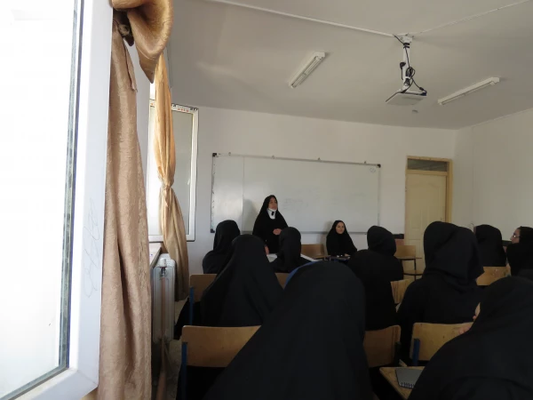 نشست توجیهی معاون آموزشی ، فرهنگی و پژوهشی   بهمراه کارشناسان با دانشجویان ورودی جدید 3