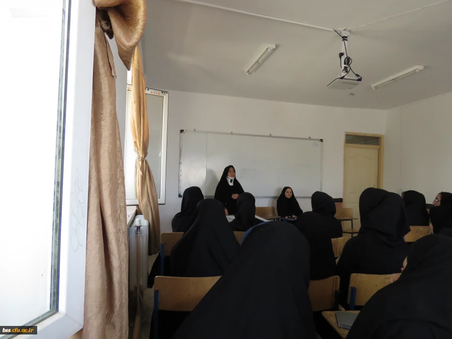 نشست توجیهی معاون آموزشی ، فرهنگی و پژوهشی   بهمراه کارشناسان با دانشجویان ورودی جدید 3