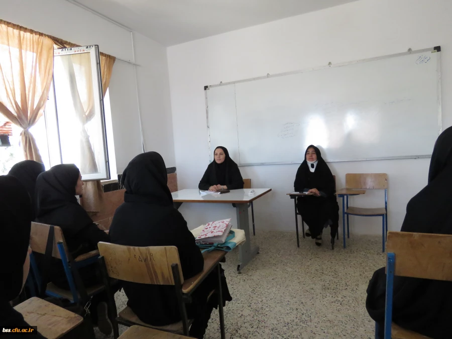 نشست توجیهی معاون آموزشی ، فرهنگی و پژوهشی   بهمراه کارشناسان با دانشجویان ورودی جدید 4