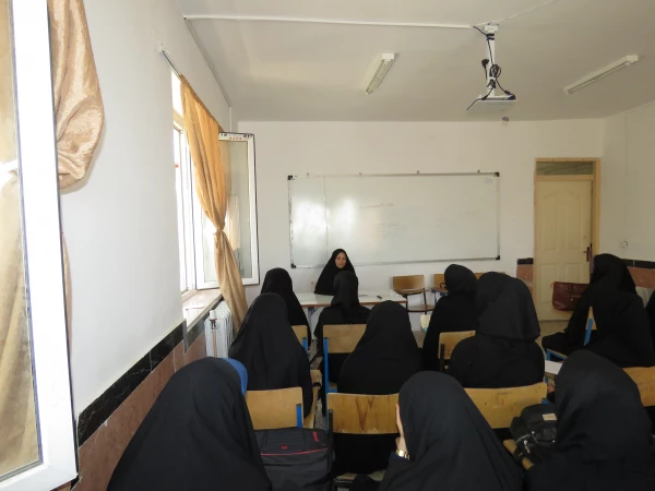 نشست توجیهی معاون آموزشی ، فرهنگی و پژوهشی   بهمراه کارشناسان با دانشجویان ورودی جدید 7