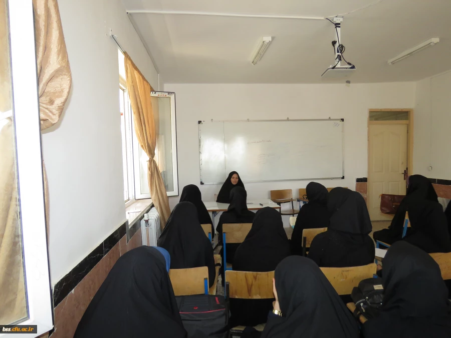 نشست توجیهی معاون آموزشی ، فرهنگی و پژوهشی   بهمراه کارشناسان با دانشجویان ورودی جدید 7