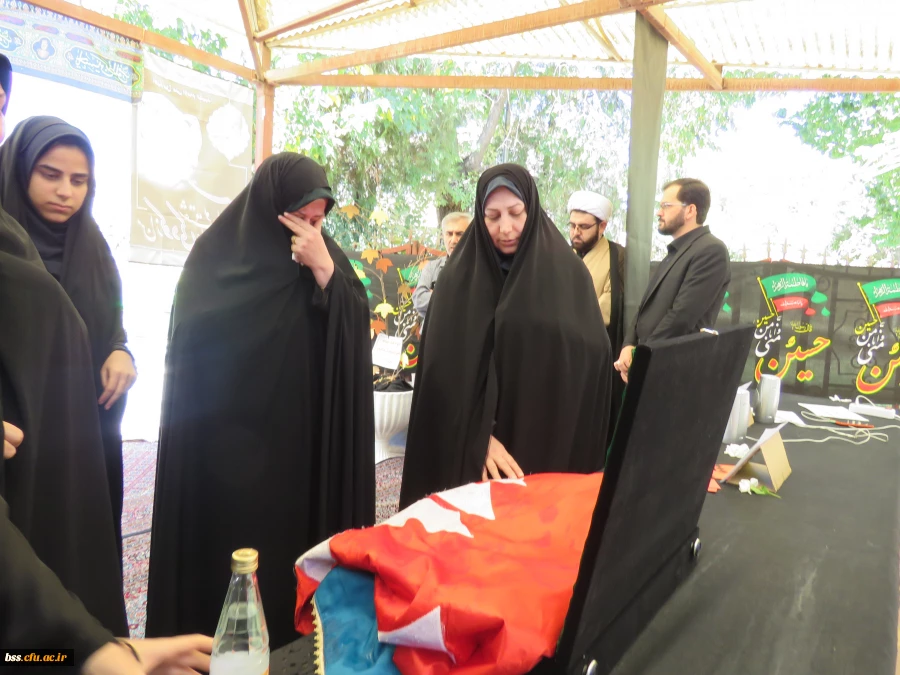 هیأت فاطمیه برگزار کرد
مراسم زیارت بیرق متبرکه ی بارگاه ملکوتی امام حسین ( ع) 2