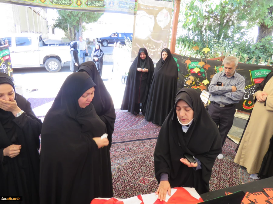 هیأت فاطمیه برگزار کرد
مراسم زیارت بیرق متبرکه ی بارگاه ملکوتی امام حسین ( ع) 2