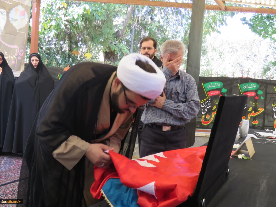 هیأت فاطمیه برگزار کرد
مراسم زیارت بیرق متبرکه ی بارگاه ملکوتی امام حسین ( ع) 2