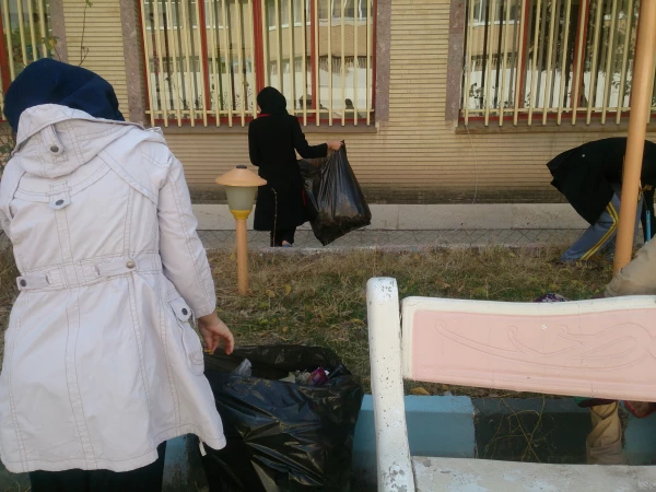 پاکسازی فضای سبز و محوطه پردیس به مناسبت روز هوای پاک 3