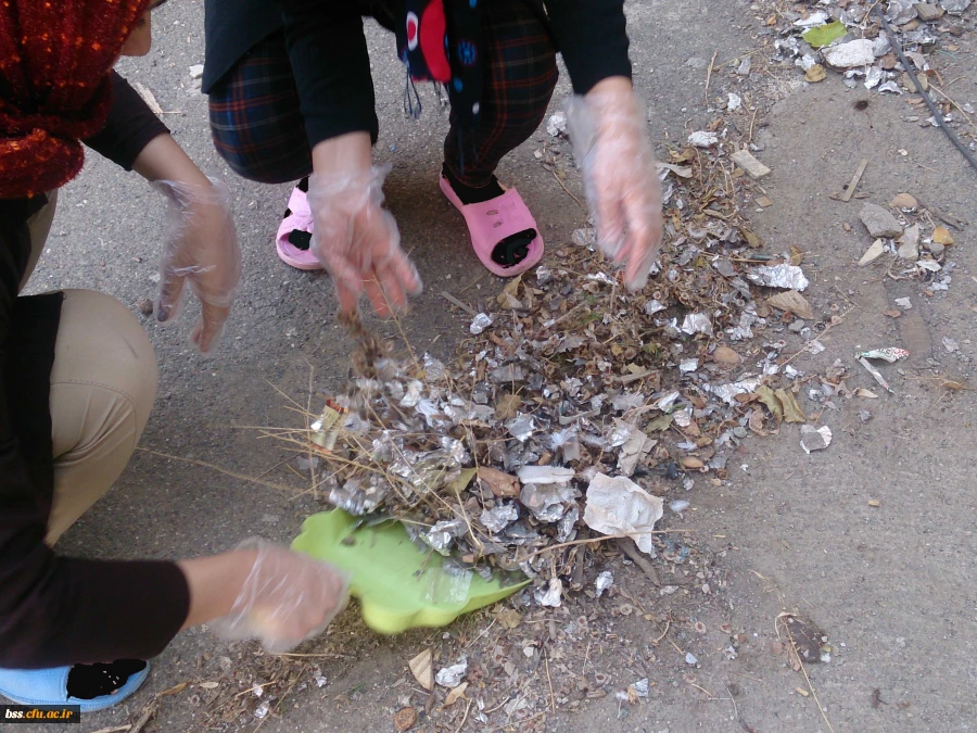 پاکسازی فضای سبز و محوطه پردیس به مناسبت روز هوای پاک 4