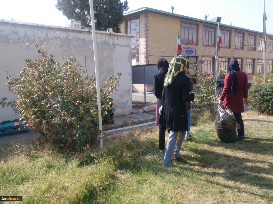 پاکسازی فضای سبز و محوطه پردیس به مناسبت روز هوای پاک 6