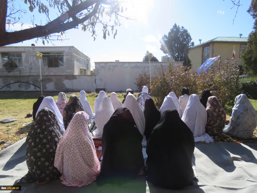 برپایی نماز شکرگزاری و باران در محوطه پردیس 4