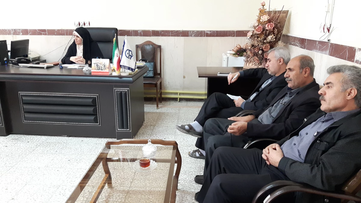 اولین  نشست سرکار خانم دکتر ظهیری با همکاران 2