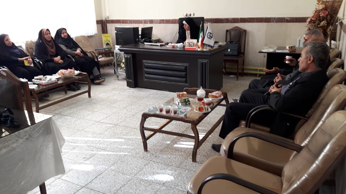 اولین  نشست سرکار خانم دکتر ظهیری با همکاران 4