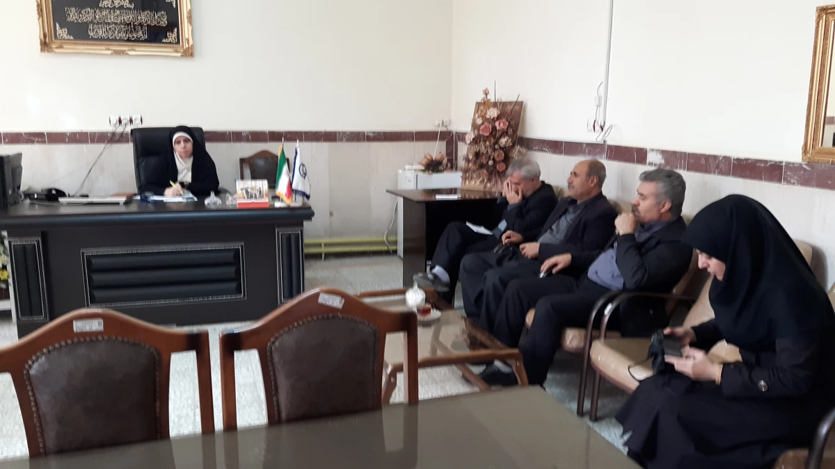 اولین  نشست سرکار خانم دکتر ظهیری با همکاران 5