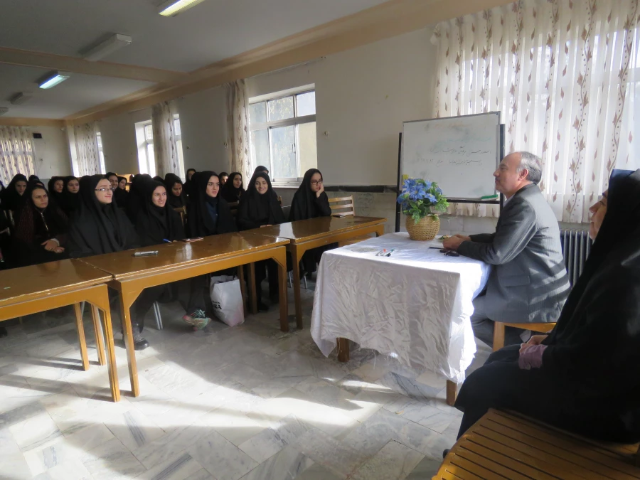 جلسه ی توجیهی مسئول فرهنگی مدیریت استان با دانشجو معلمان ورودی 94 و 95 3