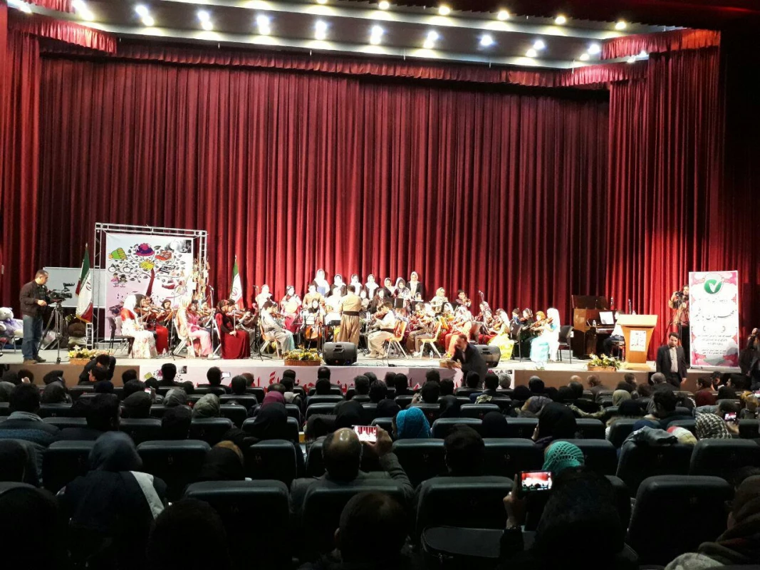 حضورکانون خیریه همدلی پردیس بنت الهدی صدرسنندج درنخستین جشن درخت ارزوها. 6