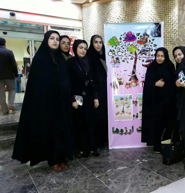 حضورکانون خیریه همدلی پردیس بنت الهدی صدرسنندج درنخستین جشن درخت ارزوها. 8