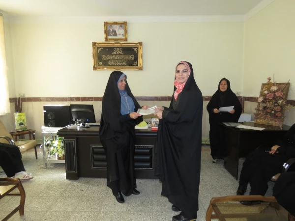 اهداء  لوح تقدیر به اعضای فعال  کانونها  و تشکلهای دانشجویی پردیس در سال گذشته 6