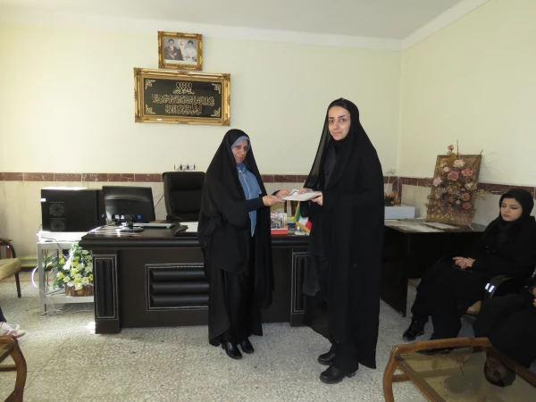 اهداء  لوح تقدیر به اعضای فعال  کانونها  و تشکلهای دانشجویی پردیس در سال گذشته 7