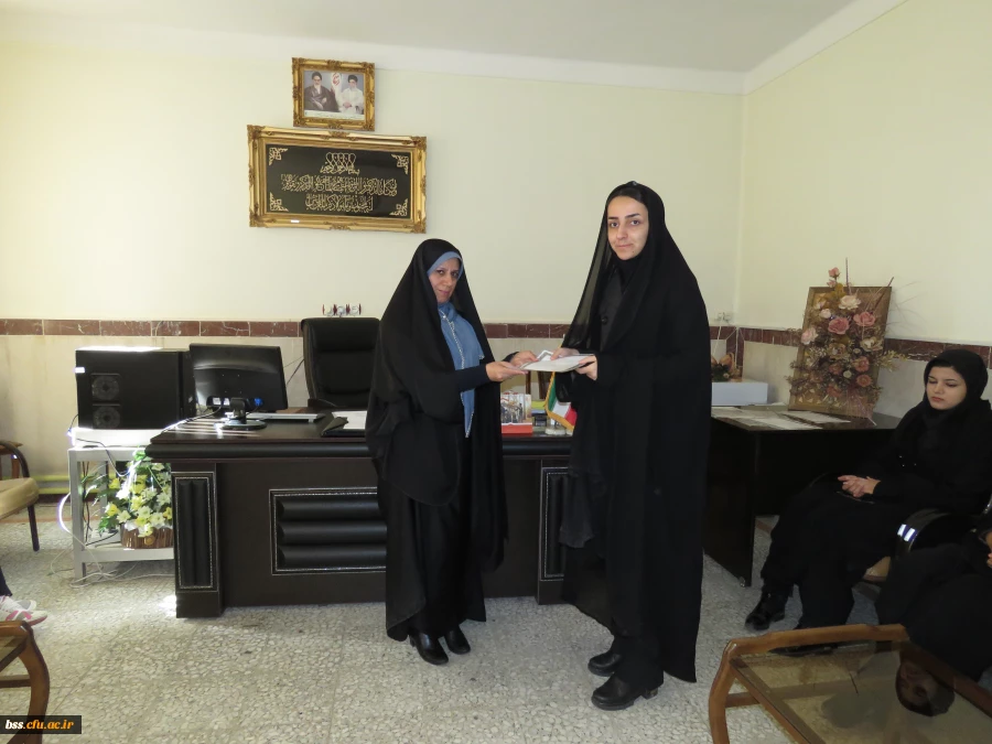 اهداء  لوح تقدیر به اعضای فعال  کانونها  و تشکلهای دانشجویی پردیس در سال گذشته 7