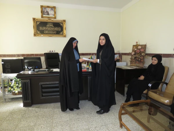 اهداء  لوح تقدیر به اعضای فعال  کانونها  و تشکلهای دانشجویی پردیس در سال گذشته 8