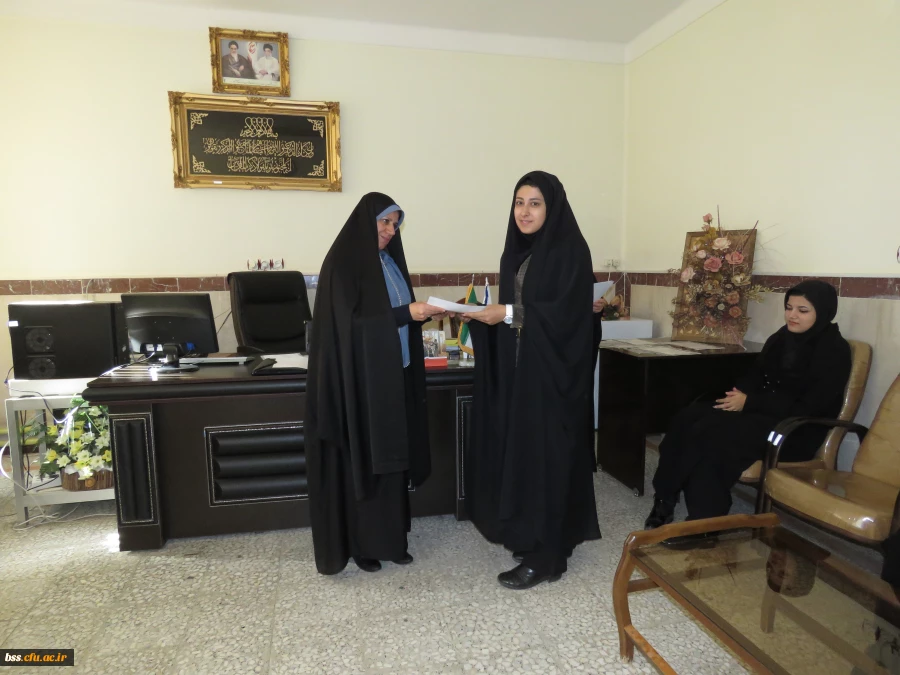 اهداء  لوح تقدیر به اعضای فعال  کانونها  و تشکلهای دانشجویی پردیس در سال گذشته 8