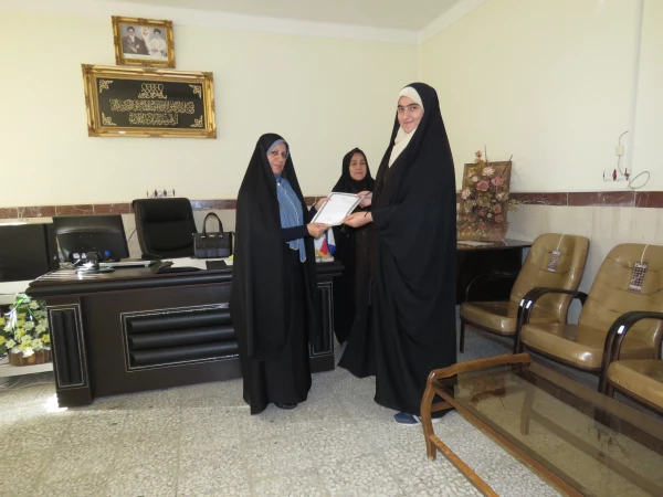 اهداء  لوح تقدیر به اعضای فعال  کانونها  و تشکلهای دانشجویی پردیس در سال گذشته 9