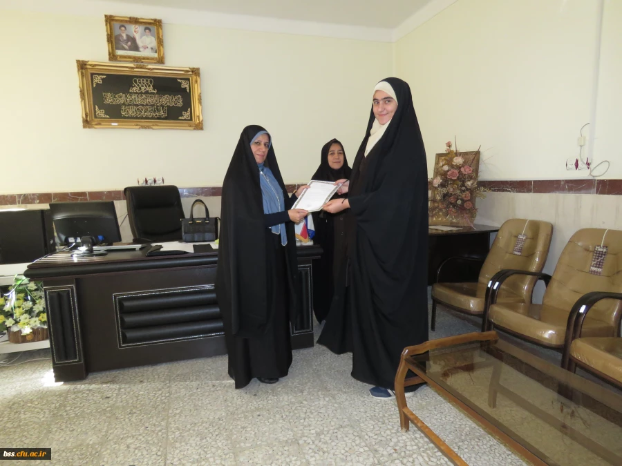 اهداء  لوح تقدیر به اعضای فعال  کانونها  و تشکلهای دانشجویی پردیس در سال گذشته 9