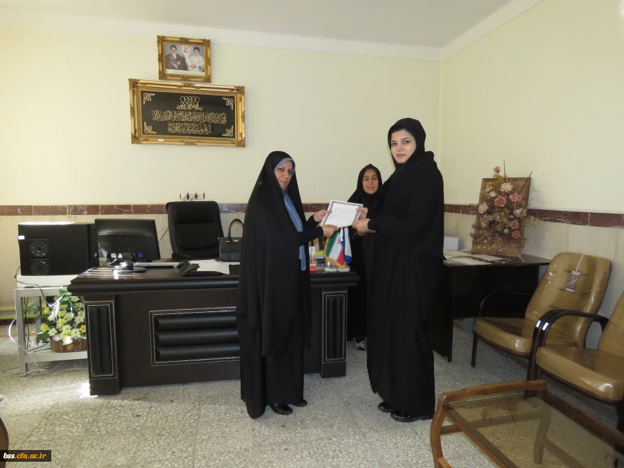 اهداء  لوح تقدیر به اعضای فعال  کانونها  و تشکلهای دانشجویی پردیس در سال گذشته 10