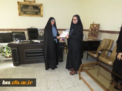 اهداء  لوح تقدیر به اعضای فعال  کانونها  و تشکلهای دانشجویی پردیس در سال گذشته 11