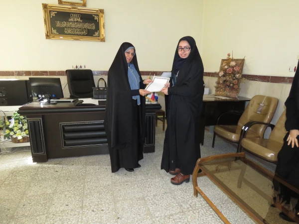 اهداء  لوح تقدیر به اعضای فعال  کانونها  و تشکلهای دانشجویی پردیس در سال گذشته 11