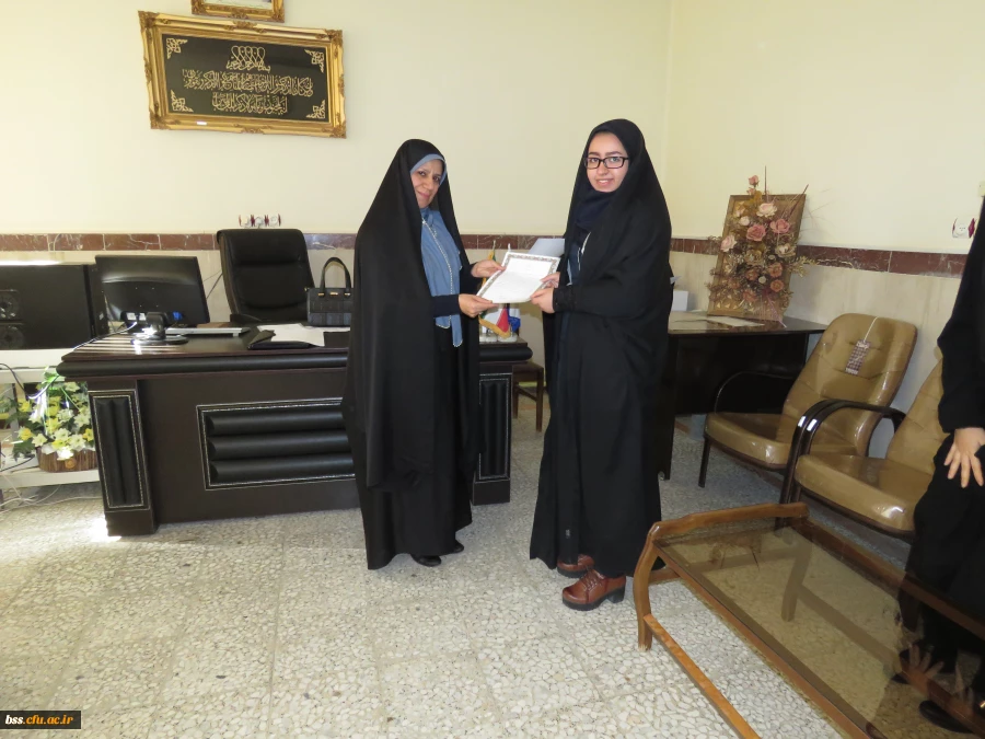 اهداء  لوح تقدیر به اعضای فعال  کانونها  و تشکلهای دانشجویی پردیس در سال گذشته 11