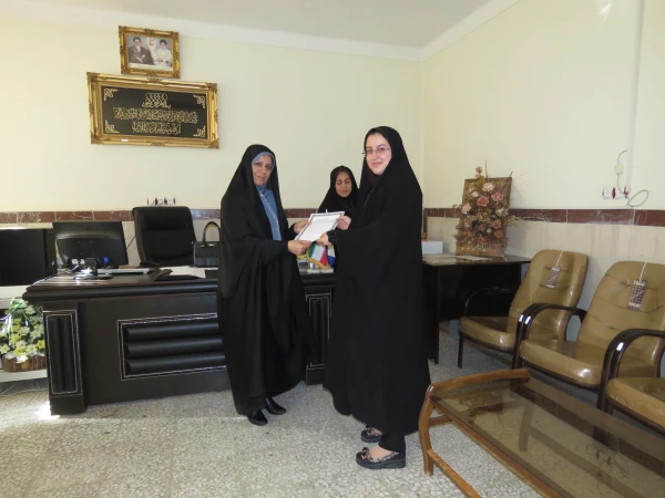 اهداء  لوح تقدیر به اعضای فعال  کانونها  و تشکلهای دانشجویی پردیس در سال گذشته 12