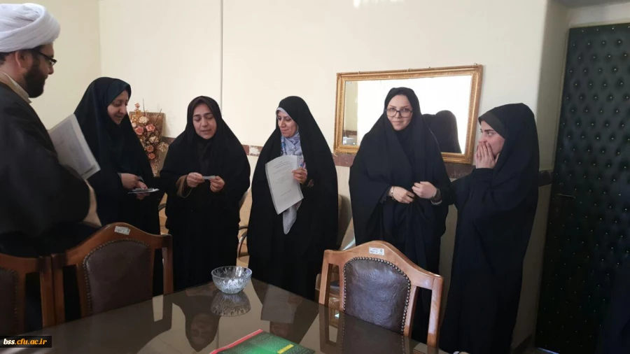 برگزاری مراسم قرعه کشی از بین برندگان مسابقه کتابخوانی با مناسبت هفته پژوهش 3