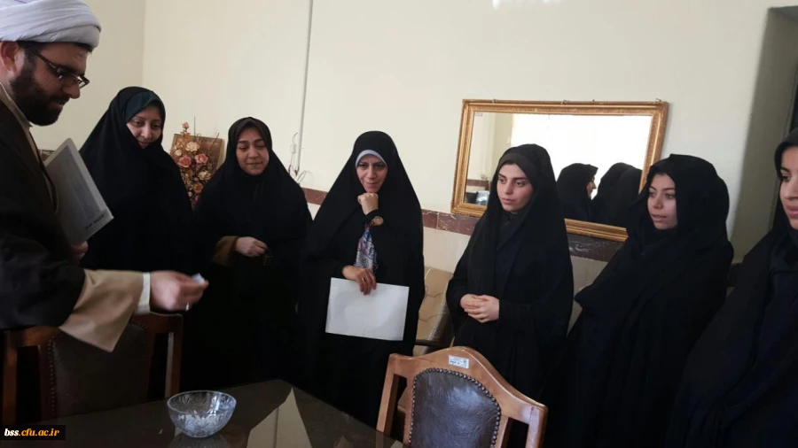 برگزاری مراسم قرعه کشی از بین برندگان مسابقه کتابخوانی با مناسبت هفته پژوهش 4