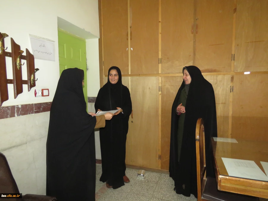 اهدای لوح تقدیر به رتبه های برتر بیست و ششمین جشنواره ی مسابقات فرهنگی سال گذشته 3