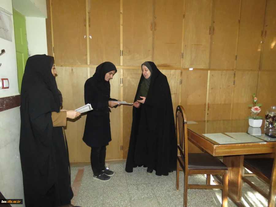 اهدای لوح تقدیر به رتبه های برتر بیست و ششمین جشنواره ی مسابقات فرهنگی سال گذشته 4