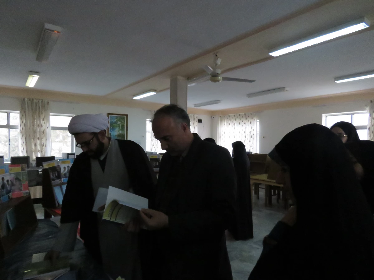 بازدید از نمایشگاه پژوهشی  و فصل نامه های دانشگاه  فرهنگیان توسط سرپرست و معاون آموزشی  پردیس و مسئولان استانی 2